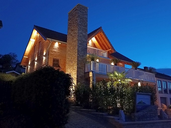 Ferienwohnung Chalet Seenähe - Ansicht am Abend