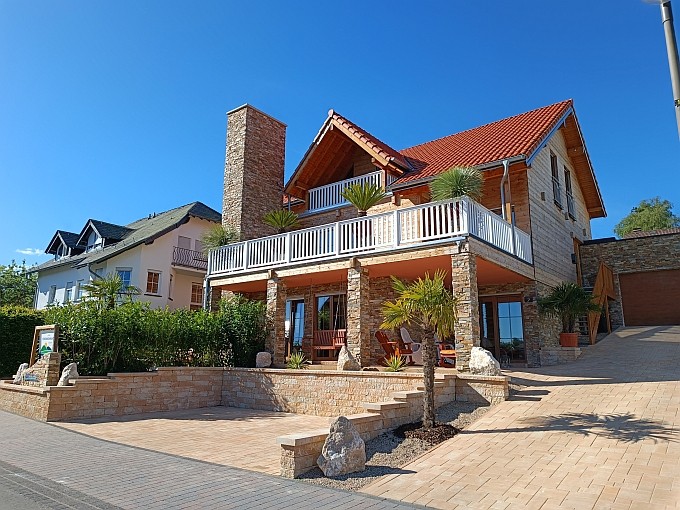Ferienwohnung Chalet Seenähe - Seitenansicht am Abend