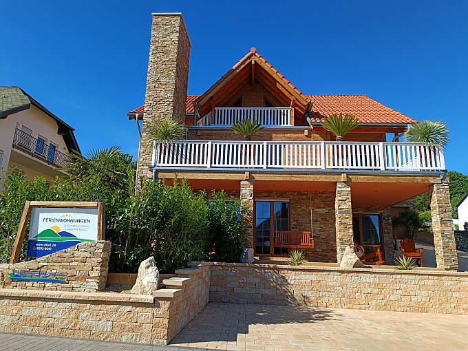 Ferienwohnung Chalet Seenähe - Hausansicht mit der Ferienwohnung