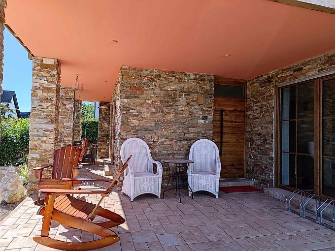 Ferienwohnung Chalet Seenähe - Eingang Wohnung und Teil der grossen Terrasse