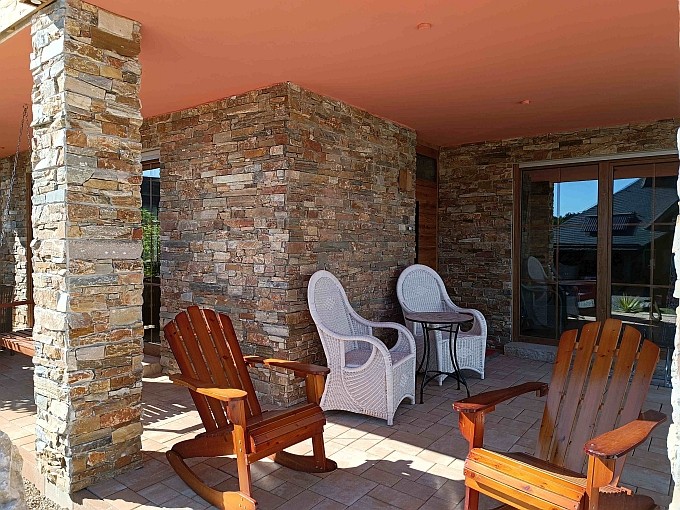 Ferienwohnung Chalet Seenähe - Eingangsbereich der Wohnung mit Kolonialsesseln und Schaukelstühlen