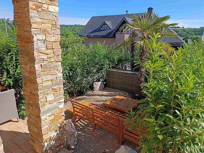 Ferienwohnung Chalet Seenähe - Palmengarten mit Loungeecke