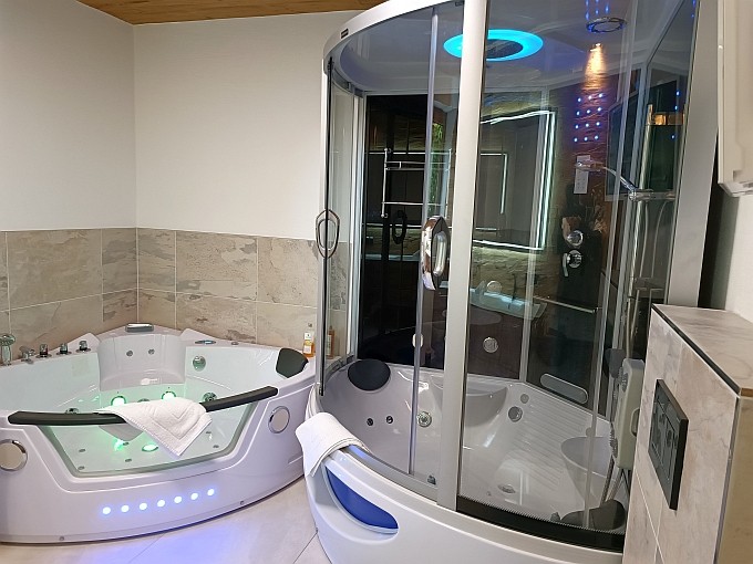 Ferienwohnung Chalet Seenähe - Bad 1 mit 2 Personen-Whirlpool und Duschtempel mit 2 Whirlpool