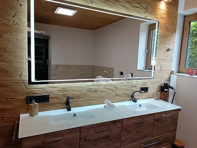 Ferienwohnung Chalet Seenähe - Bad 1: großer LED Spiegel mit Uhr und Wetterstation