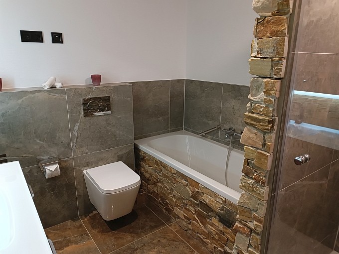 Ferienwohnung Chalet Seenähe - Bad 2, Badewanne, Dusche, WC