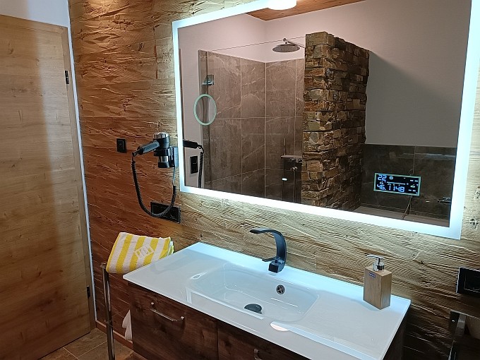 Ferienwohnung Chalet Seenähe - Bad 1: Waschtisch mit großem LED Spiegel, Uhr und Wetterstation
