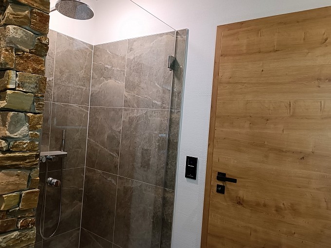 Ferienwohnung Chalet Seenähe - Bad 2 mit flach begehbarer Dausche