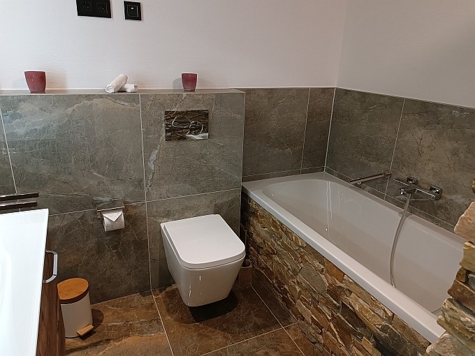 Ferienwohnung Chalet Seenähe - Bad 2, WC und Badewanne