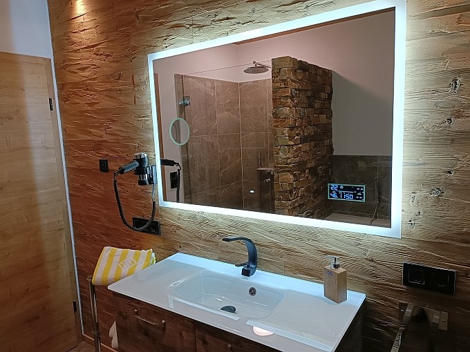 Ferienwohnung Chalet Seenähe - Bad 2: großer LED Spiegel mit Uhr und Wetterstation