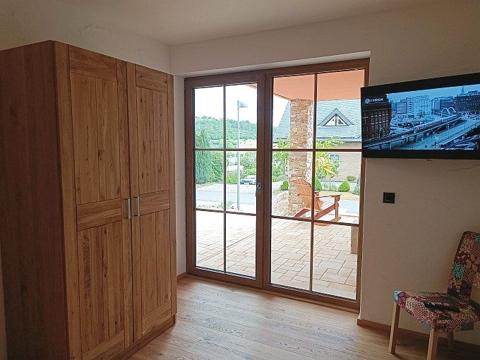 Ferienwohnung Chalet Seenähe - Schlafzimmer 1, zusätzlicher Ausgang Terrasse und TV