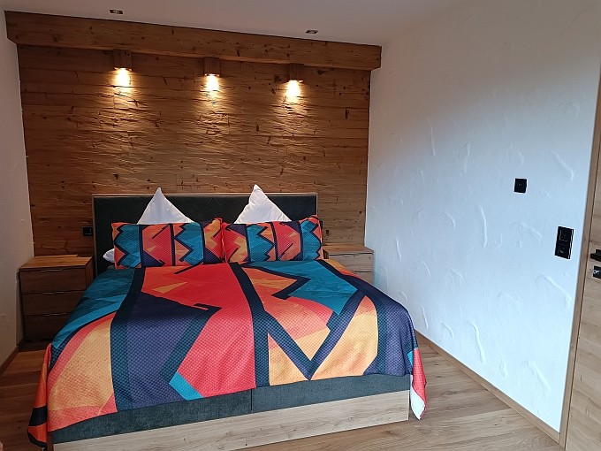 Ferienwohnung Chalet Seenähe - Schlafzimmer 2 mit Boxspringbett