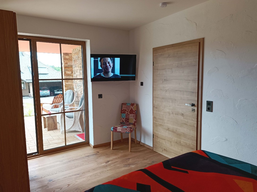 Ferienwohnung Chalet Seenähe - Schlafzimmer 1 mit TV
