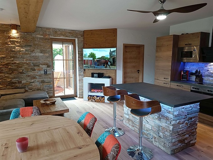 Ferienwohnung Chalet Seenähe - Esstisch und Küche mit Insel