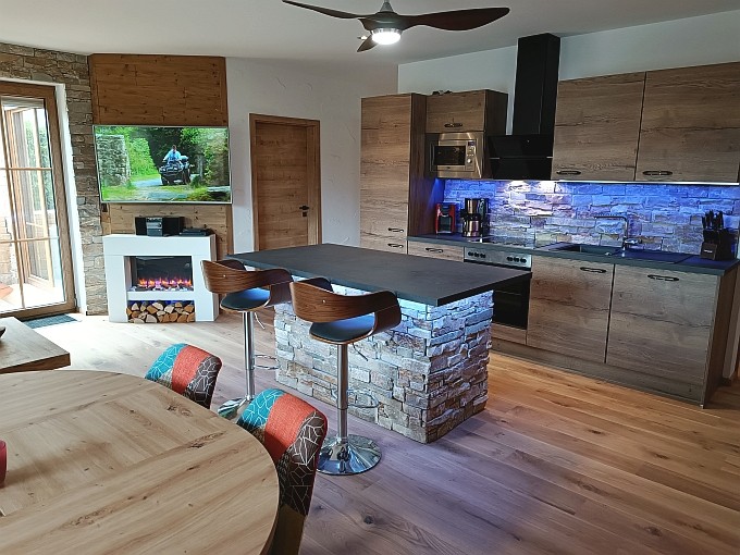 Ferienwohnung Chalet Seenähe - Küch, 'Bar, Zubereitungsinsel, E-Kamin