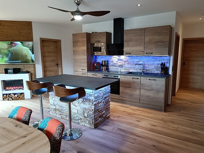 Ferienwohnung Chalet Seenähe - Küche und Bar mit LED Farbbeleuchtung