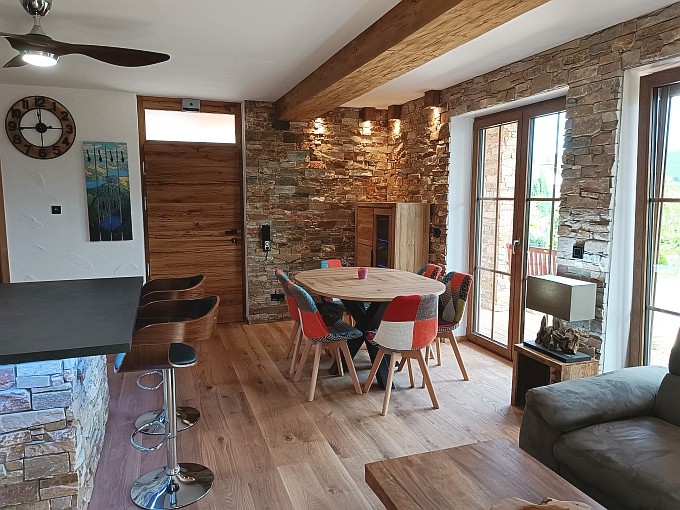 Ferienwohnung Chalet Seenähe - Essecke, Garderobe, Ausgang zur Terrasse