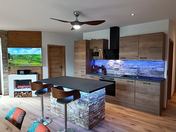 Ferienwohnung Chalet Seenähe - Küche und Insel mit Bar