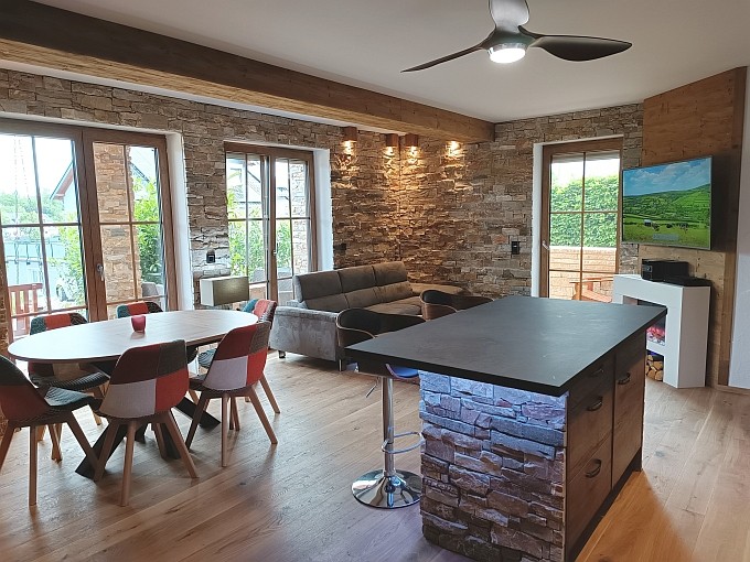 Ferienwohnung Chalet Seenähe - Esstisch und Bar mit LED Beleuchtung