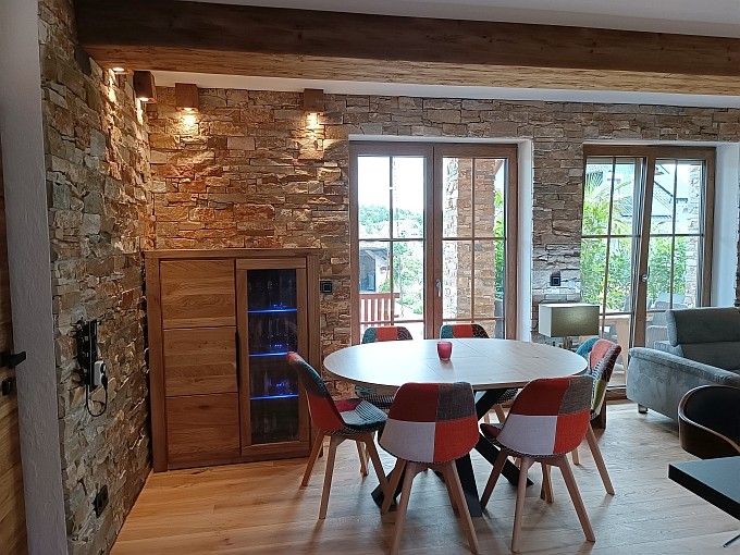 Ferienwohnung Chalet Seenähe - Esstisch, Vitrine