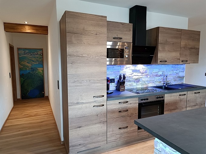 Ferienwohnung Chalet Seenähe - Küche und Zugang zur Sauna
