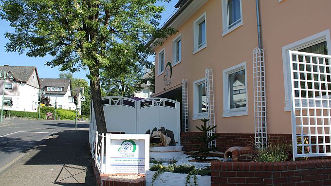 Gepflegte Anlagen u. Terrasse hinter dem Haus