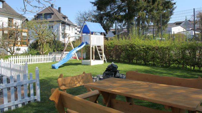 Wiese mit Sitzecke, Kinderspielplatz, hinter dem Haus