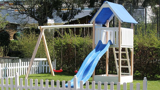 Kinderspielturm, 2 Schaukeln, Rutsche & Sandkasten