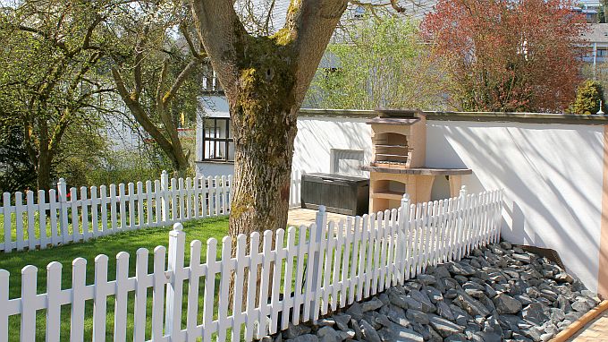 Grill und Sitzecke, hinter dem Haus
