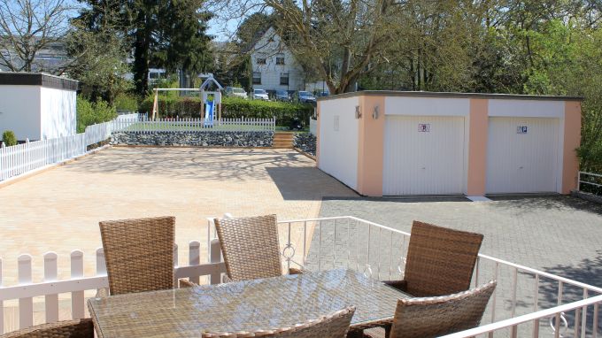 City Ferienhaus Daun, 1. Terrasse und Hof, Wiese etc.