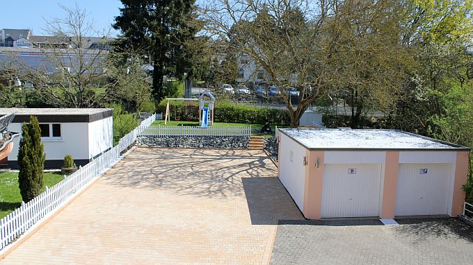 Blick aus dem Haus Richtung Wiese, Kinderspielplatz etc.