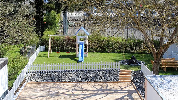 Wiese, Kinderspiele, Springbrunnen, Sitzgruppe, Grill