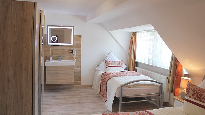 Schlafzimmer 4, Oberges., Waschplatz, LED Spiegel