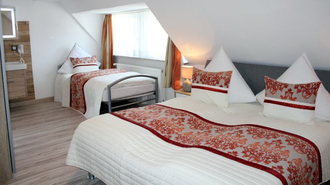 Schlafzimmer 4, Oberges., Doppelbett & Einzelbett
