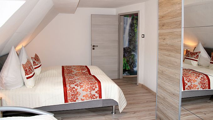 Schlafzimmer Nr. 4, Obergeschoss mit Boxspringbett