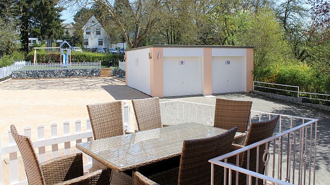 1. Terrasse und Blick auf Wiese und Parkraum