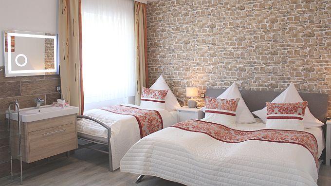 Schlafzimmer Nr. 1, Boxspringbett und Einzelbett