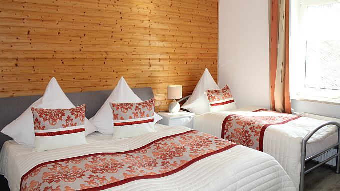 Schlafzimmer Nr. 2, Boxspringbett, zus. Einezlbett