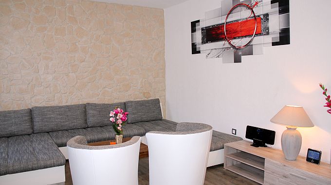 City Ferienhaus Daun, Wohnraum mit XXL Sofagarnitur