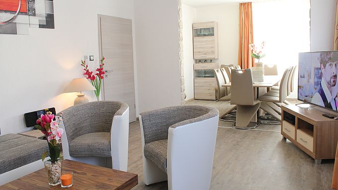 City Ferienhaus Daun, Wohnraum mit Esszimmer