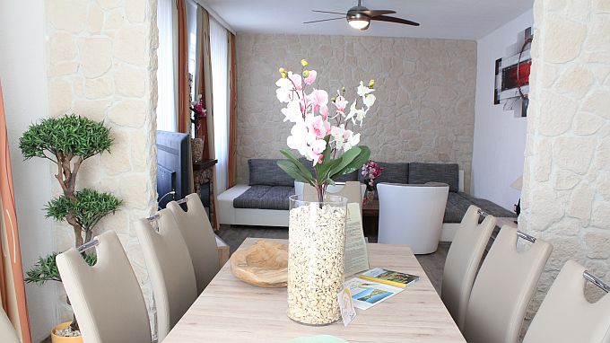 City Ferienhaus Daun, Esstisch u. Wohnraum