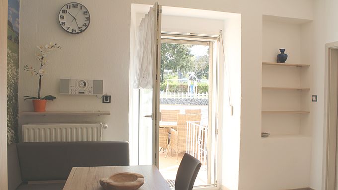 Küche mit Ausgang zur 1. Terrasse u. Wiese