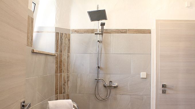 1. Bad im Erdgeschoss mit ebenerdiger Dusche