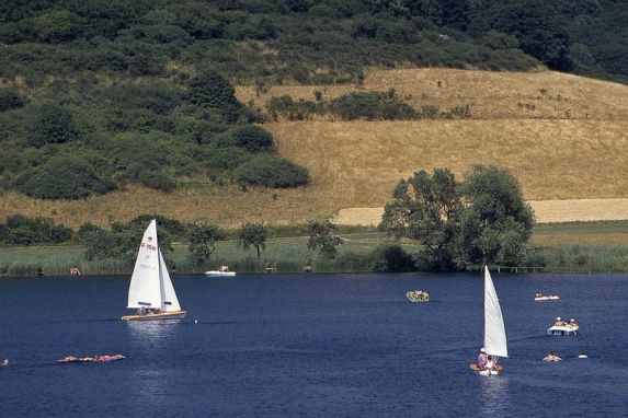 Badespaß an den Seen, direkt vor dem Ort gelegen