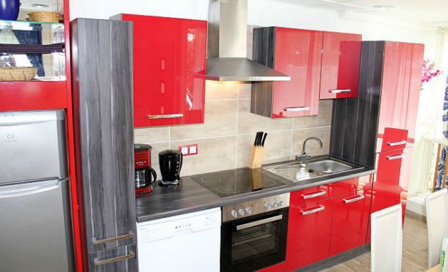 Küche unten mit Kühlschrank (groß) u. Gefrierfach