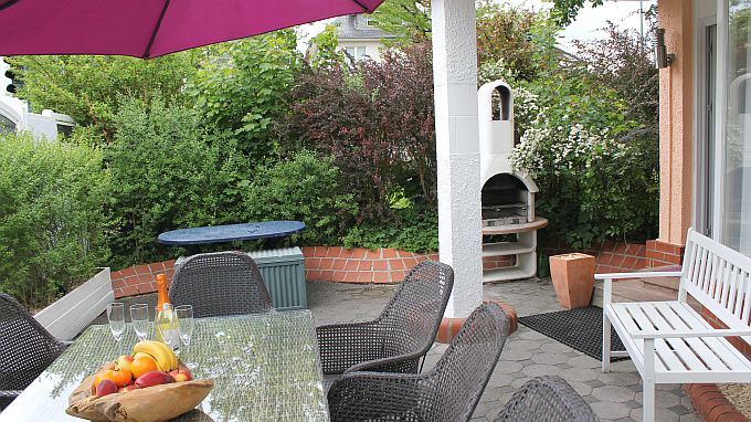 Terrasse direkt am Haus mit Grill
