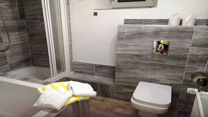 Bad 1, Waschtisch, WC, Badewanne und sep. Dusche