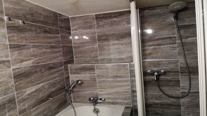 Bad 1, Waschtisch, WC, Badewanne und sep. Dusche