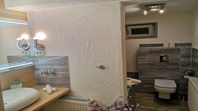 Bad 1, Waschtisch, WC, Badewanne und sep. Dusche