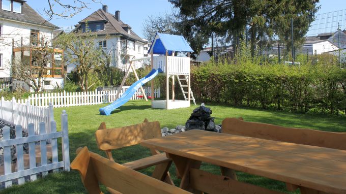Kinderspiele, Wiese & Sitzecke hinter dem Haus