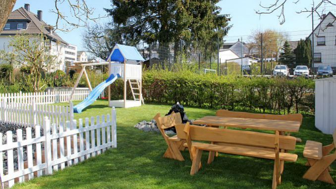 2. ruhiger Sitzbereich (hinter dem Haus)